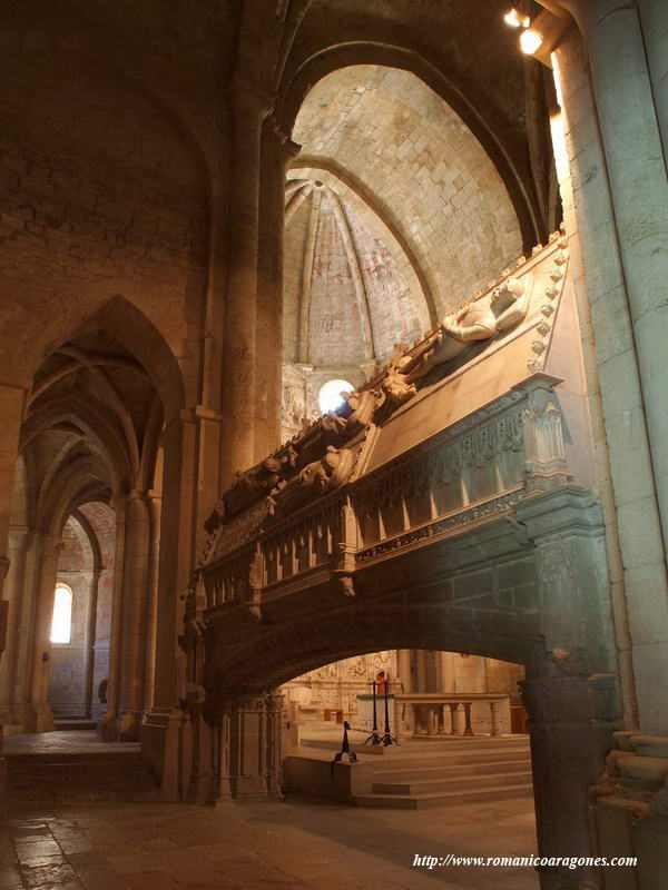 SEPULCROS DE LA EPÍSTOLA, DEAMBULATORIO Y CABECERA